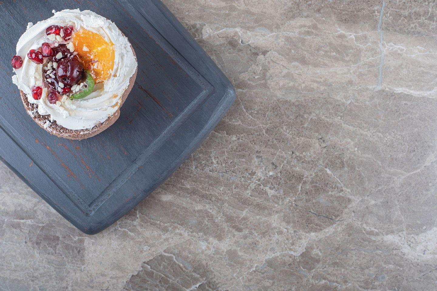 Ein Kuchen auf einem Brett auf einer Quarzstein Arbeitsplatte